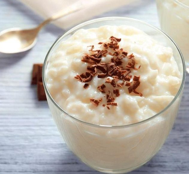 Arroz con leche cremoso con virutas de chocolate