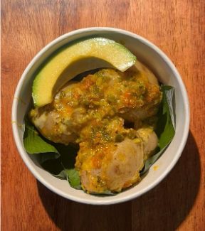 El bowl de la abuela: papas pastusas con hogao, queso, chorizo y aguacate